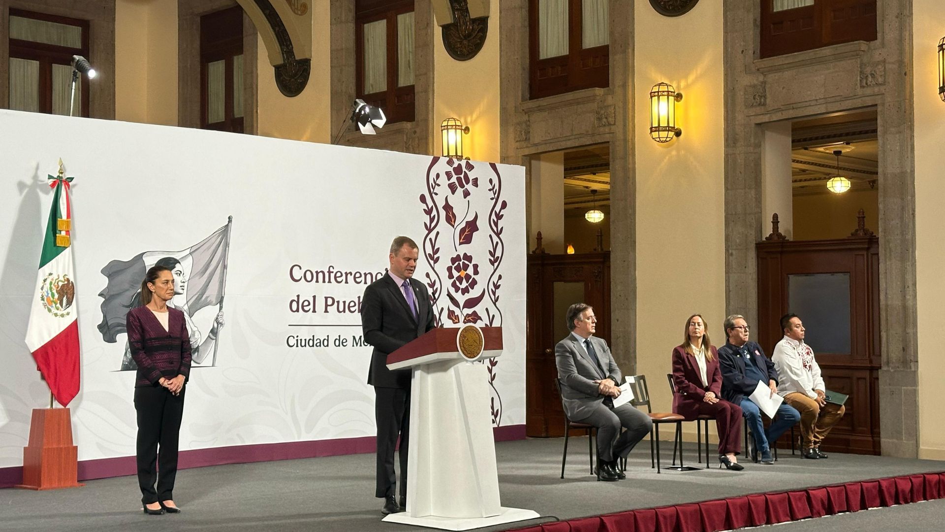 Unilever de México en conferencia matutina presidencial.   