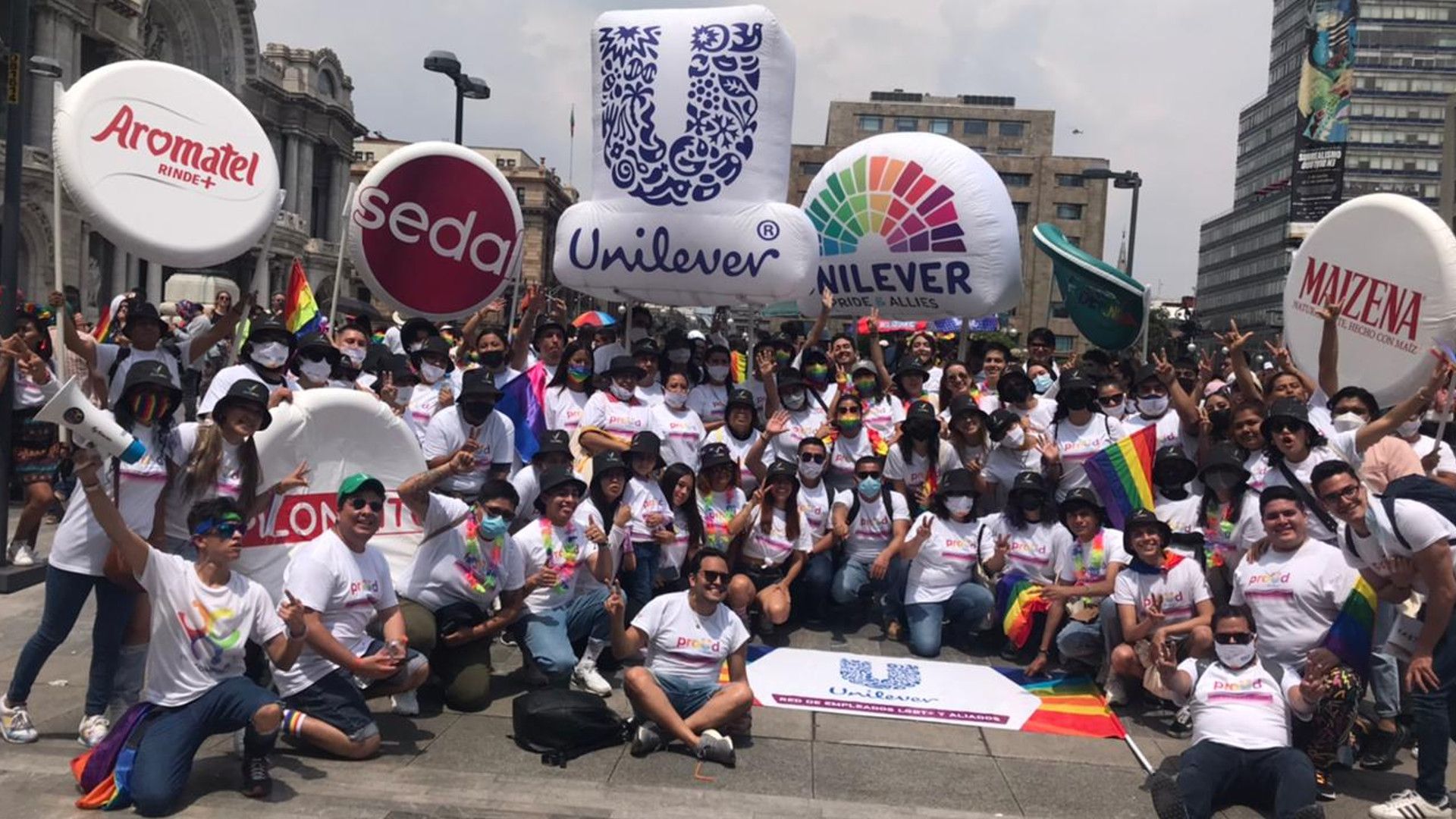Colaboradores alzan la voz en marcha del orgullo