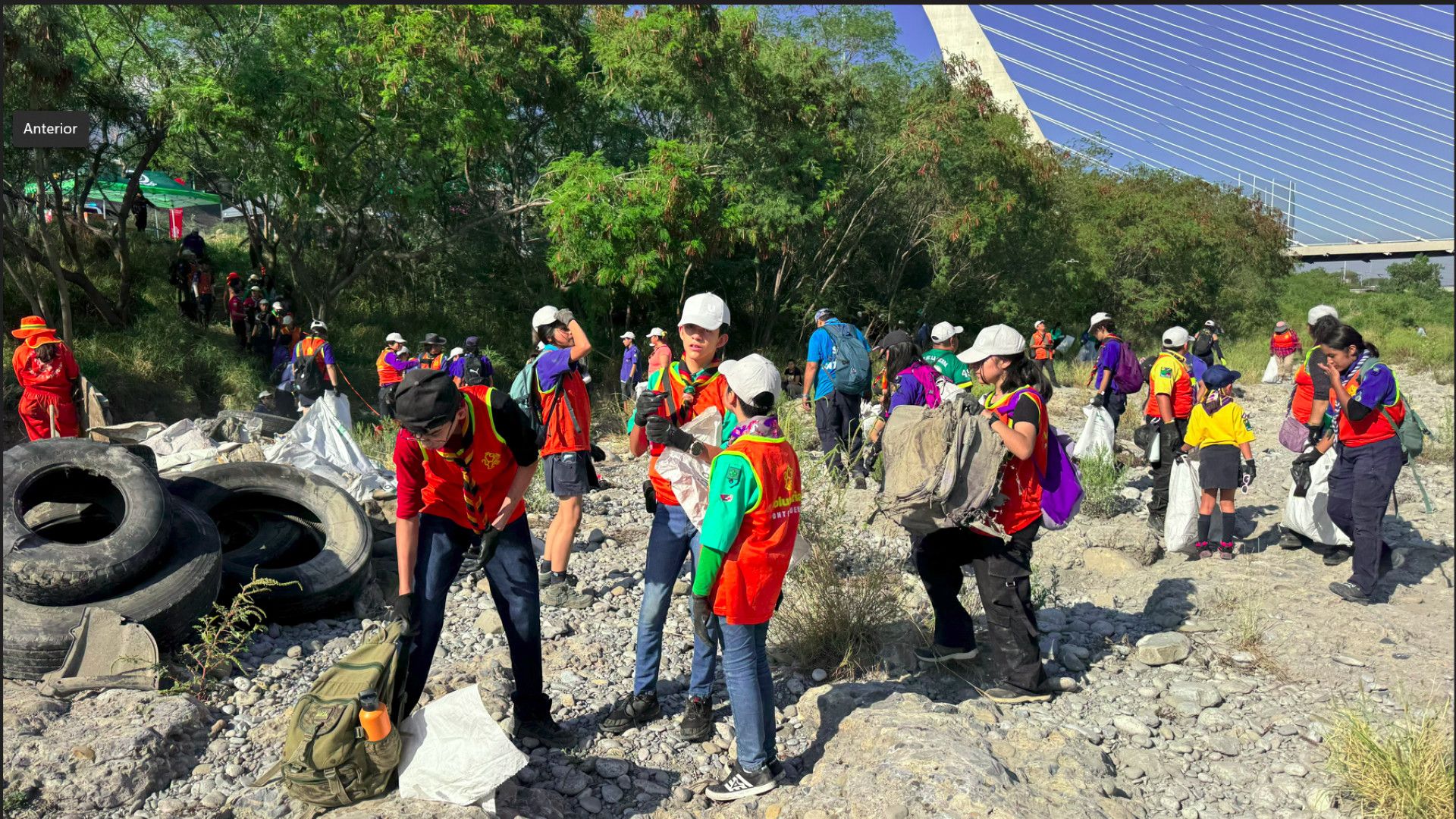 Más de 200 voluntarios unen fuerzas para limpiar y restaurar el río.