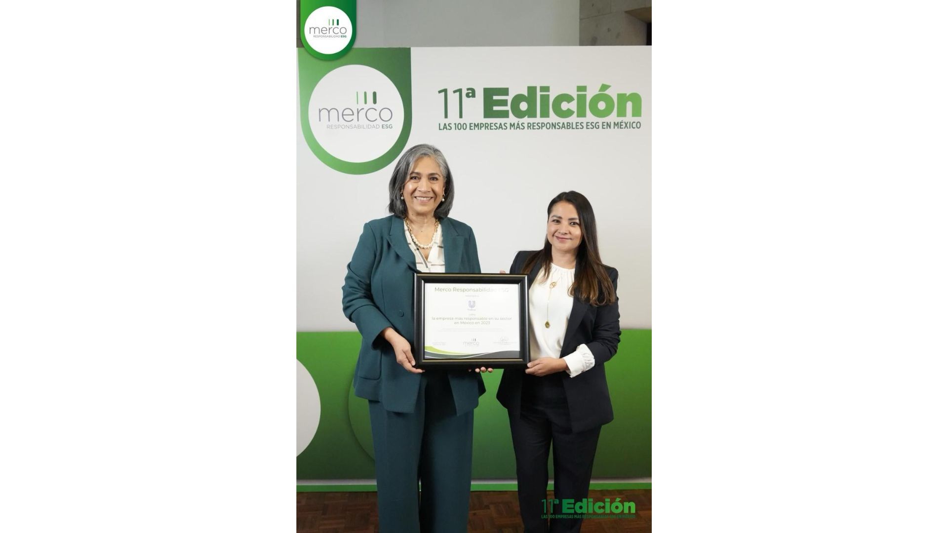 Laura Bonilla y Mei Crespo recibiendo reconocimiento Merco ESG