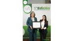 Laura Bonilla y Mei Crespo recibiendo reconocimiento Merco ESG
