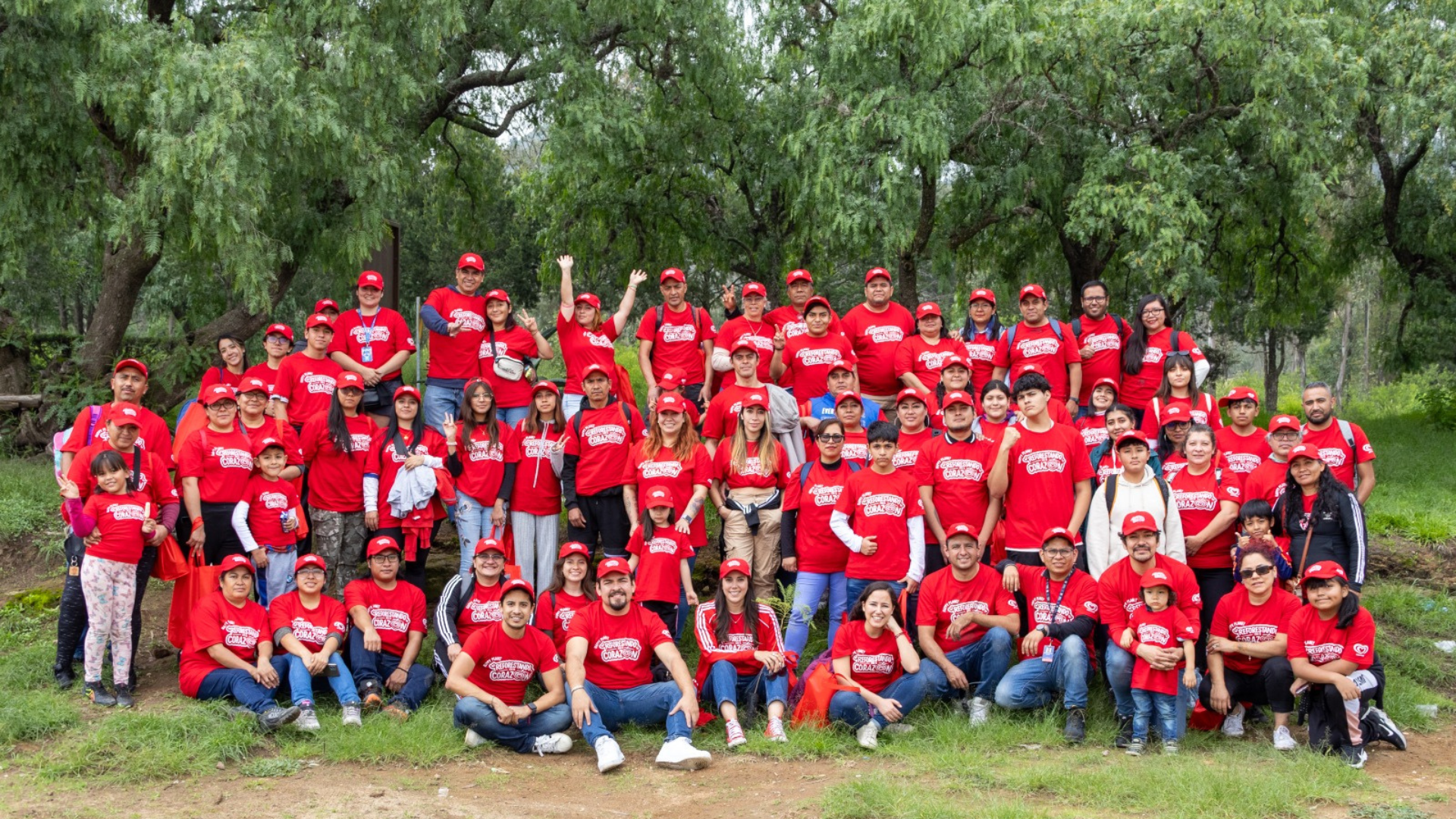 Equipo de voluntarios en Reforestando con el corazón