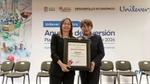 Entrega de reconocimiento a Unilever durante evento de inversión y desarrollo económico en Estado de México.